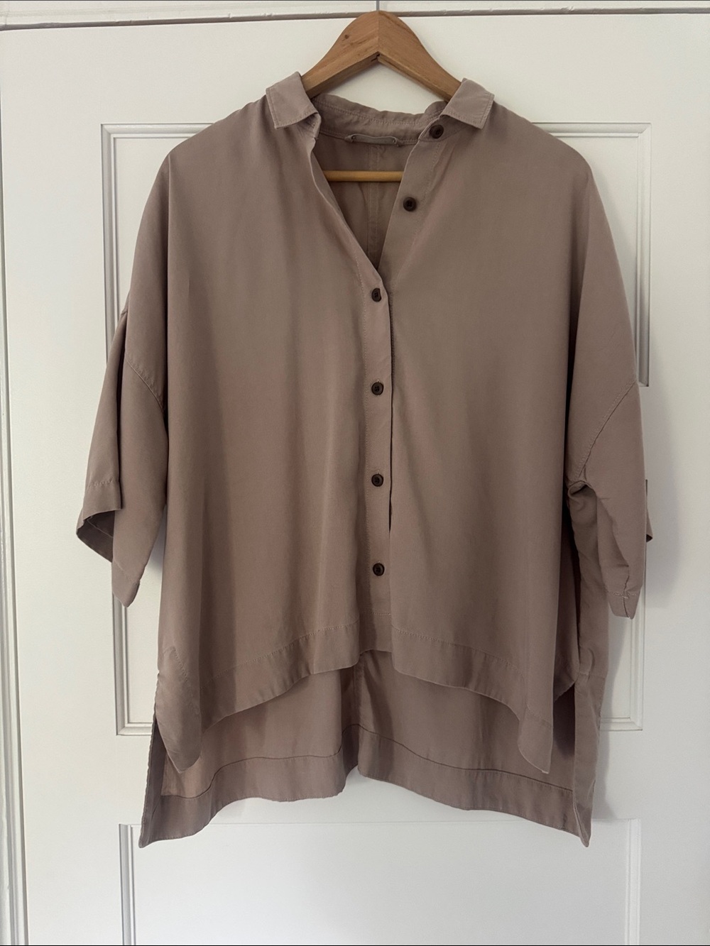 Everlane Relaxed Short-Sleeve Button-Down Shirt in Taupe